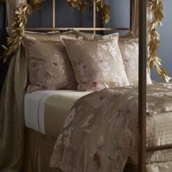 Jardin Fleur Duvet -France and So Furniture JardinFleur Lifestyle PinkGold 1 500x500 crop center 2x 1a58a4a5 3f9c 498c ac72 3879a42d8c61