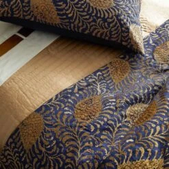 Kinrande Throw -France and So Furniture Kinrande Detail 1 500x500 crop center 84097e79 8a6d 41ed 9c04 88be11e087a9